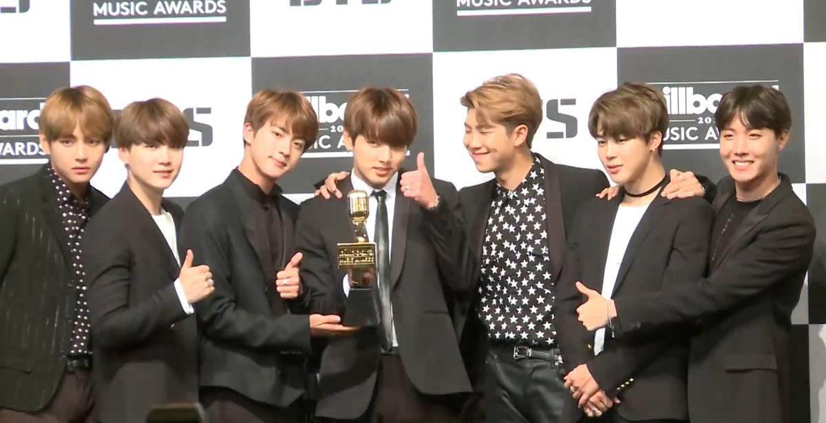 BTS en conferencia de prensa - TenAsia, CC BY 3.0
