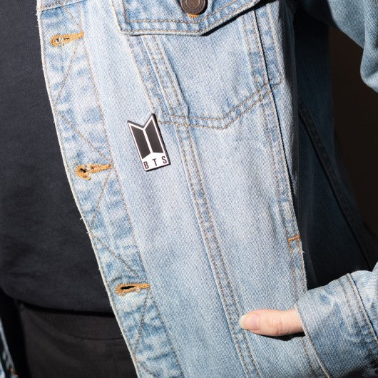 Pin BTS Logo esmaltado · Oficial - vista 3