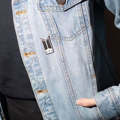 Pin BTS Logo esmaltado · Oficial - vista 3