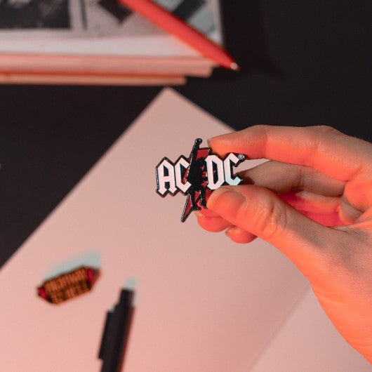 Set de 4 pins AC/DC esmaltados · Oficial - vista 4