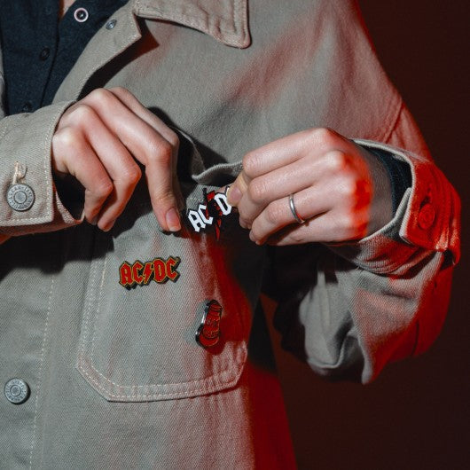Set de 4 pins AC/DC esmaltados · Oficial - vista 7