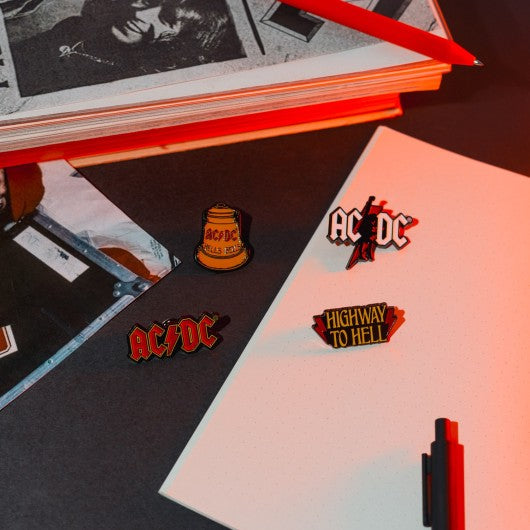 Set de 4 pins AC/DC esmaltados · Oficial - vista 3